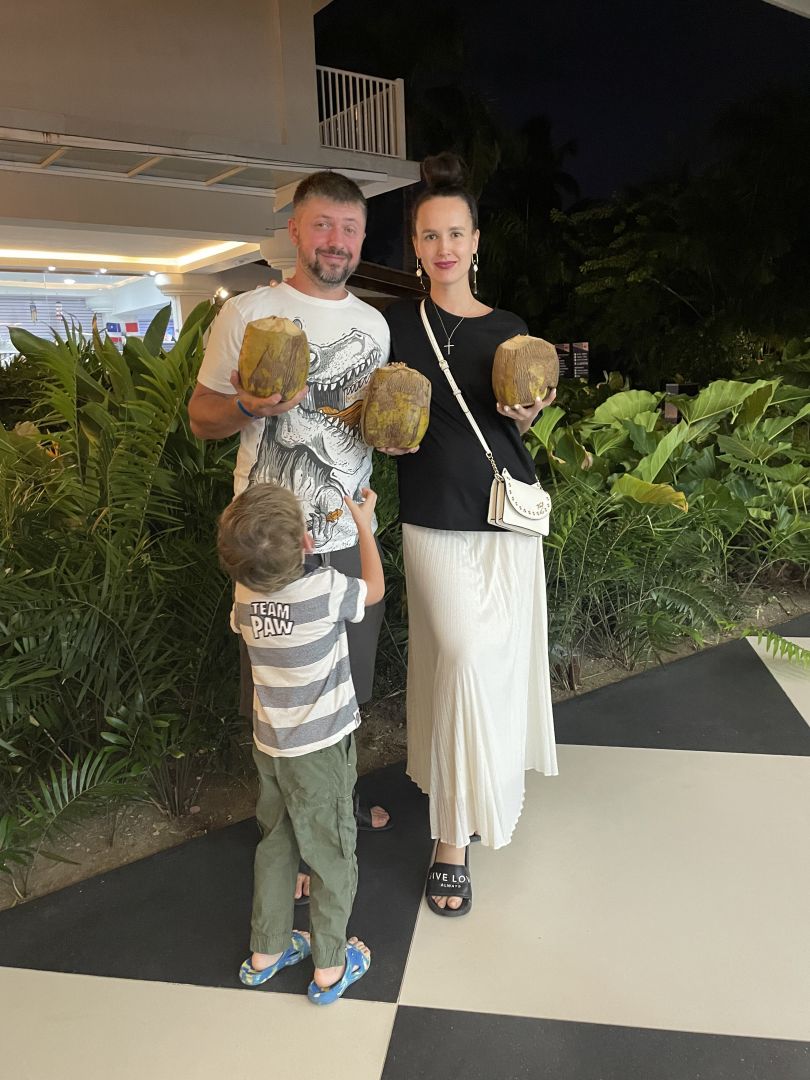 Александр Бережок с женой и сыном